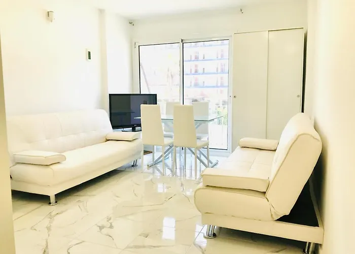 Modern And Design Near The With Large Swimming Pools Appartamento